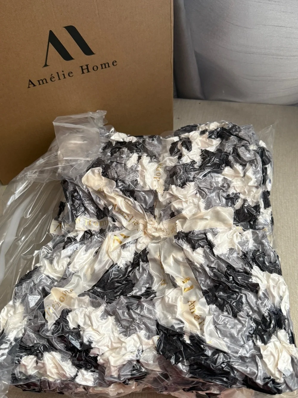 Cozy Plush Houndstooth Throw Blanket in Black & Gray